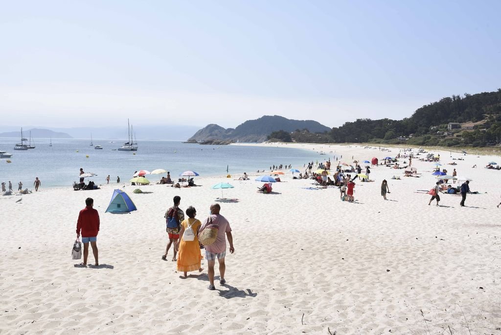 La Playa de Rodas, catalogada como una de las mejores del mundo, recibe diariamente a miles de visitantes, este año principalmente de España,                                  atraídos por el turismo natural a pesar de la pandemia.