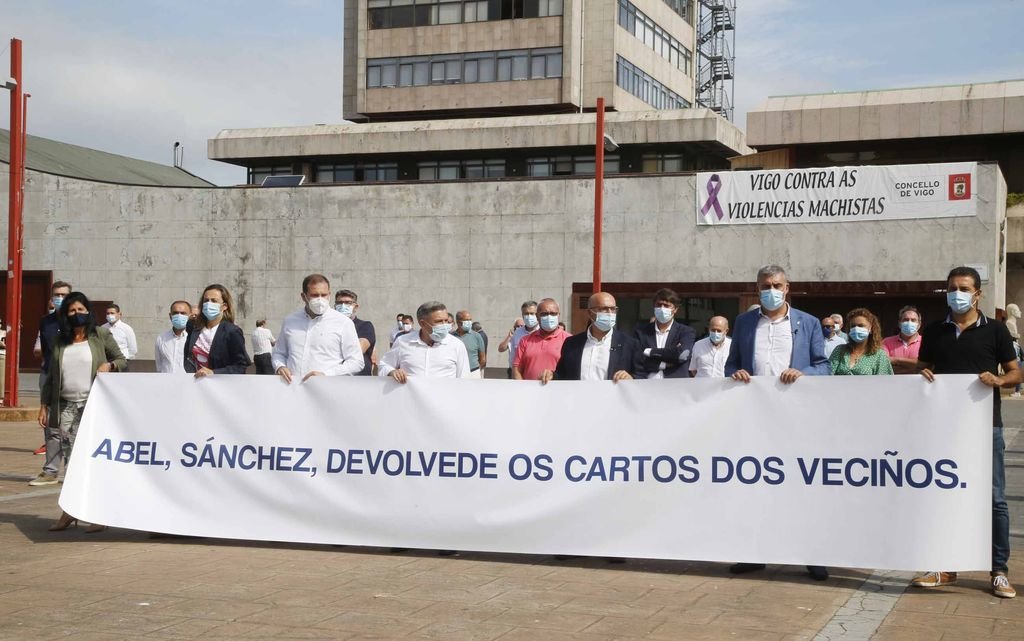 Un centenar de alcaldes y portavoces municipales del PP de toda Galicia se concentraron ante el Concello de VIgo para rechazar el acuerdo firmado entre Pedro Sánchez y Abel Caballero.