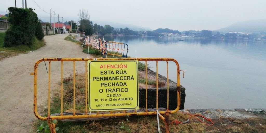 El Ayuntamiento alertó a los vecinos de la zona colocando un cartel en la entrada al paseo, que corría riesgo de hundimiento al entrar el agua del mar.