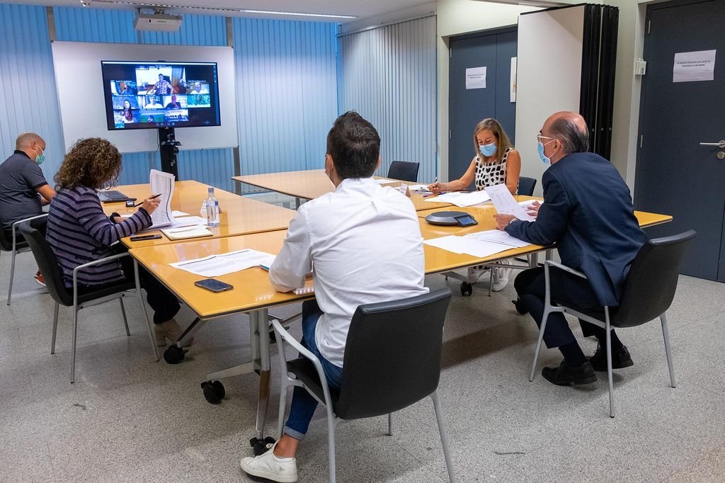 El conselleiro de Sanidade y su equipo mantienen una reunión con los alcaldes de A Coruña.