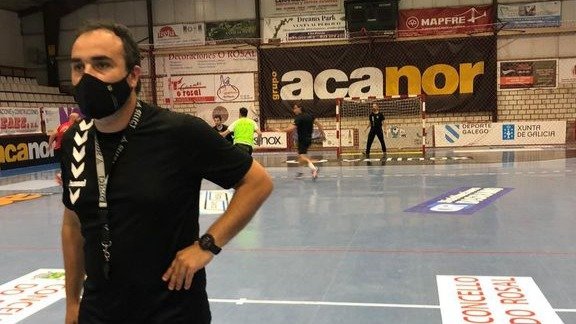 Álvaro Senovilla -en primer plano- vivió ayer su primera sesión de trabajo como entrenador del Atlético Novás en esta diferente pretemporada.
