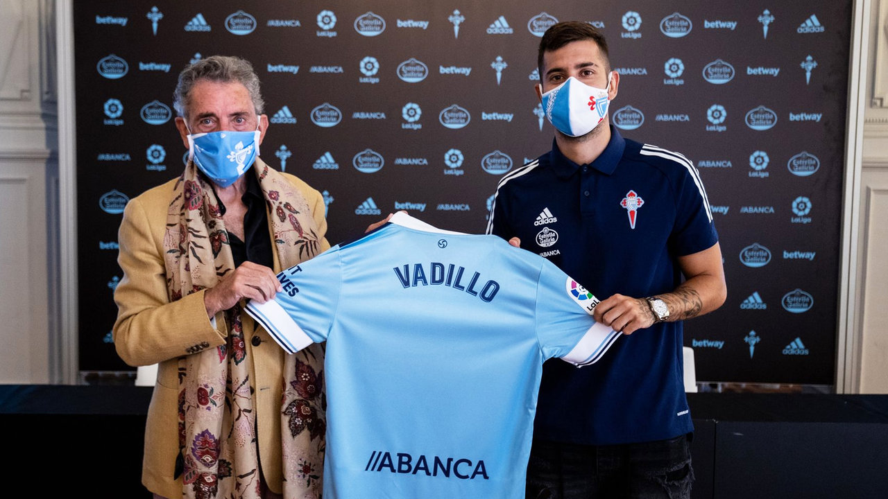 El presidente del Celta, Carlos Mouriño, muestra la camiseta de Vadillo junto al futbolista.