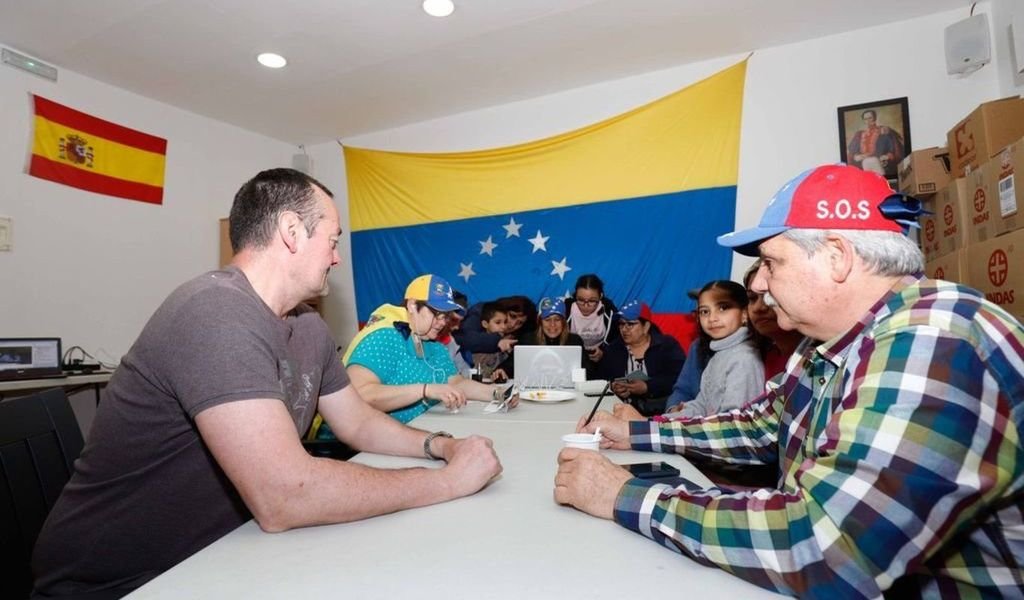 Venezolanos en la asociación radicada en Vigo, escuchando noticias de su país.