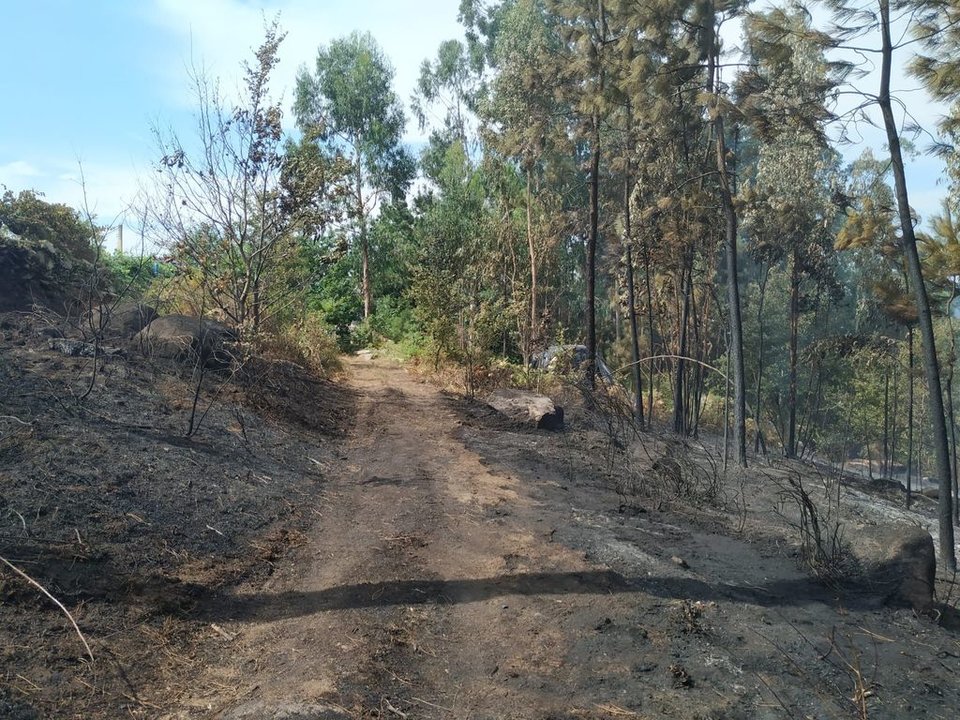 Así quedó tras el incendio, una de  de las zonas afectadas en la parroquia de Bugain.