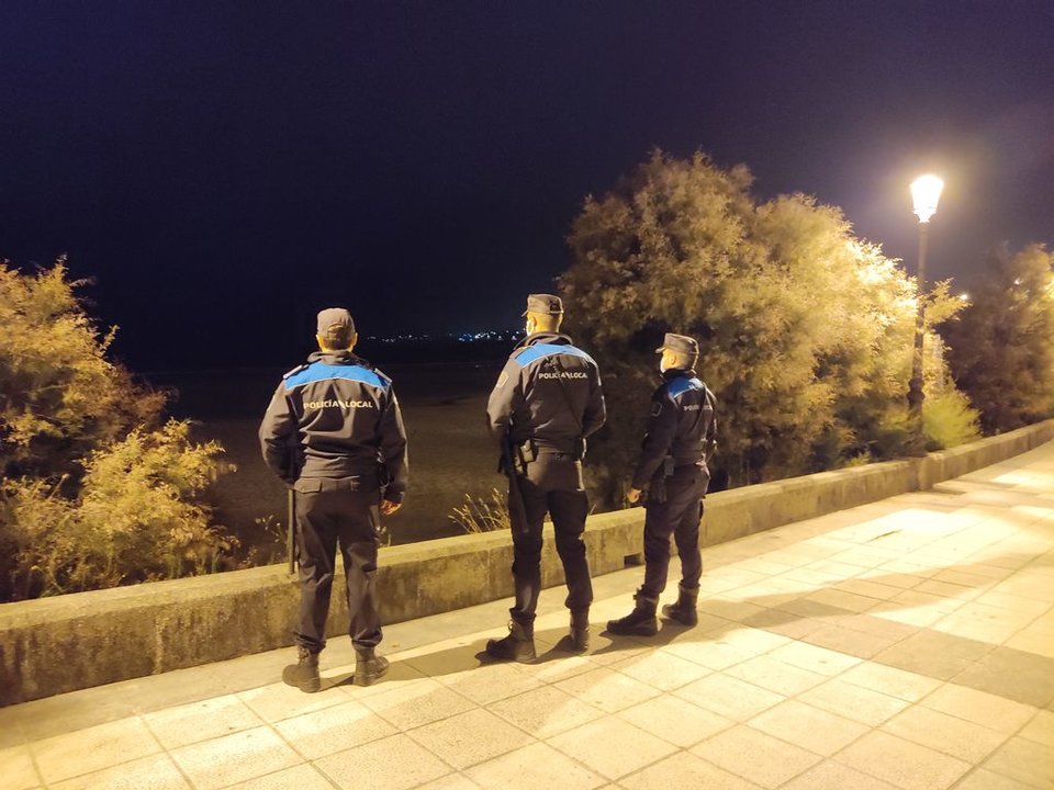 Agentes de la Policía Municipal de Nigrán en el operativo antibotellón de la noche de San Juan.