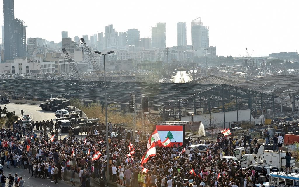 Centenares de manifestantes en uan marcha convcada en la capital de Líbano, Beirut.