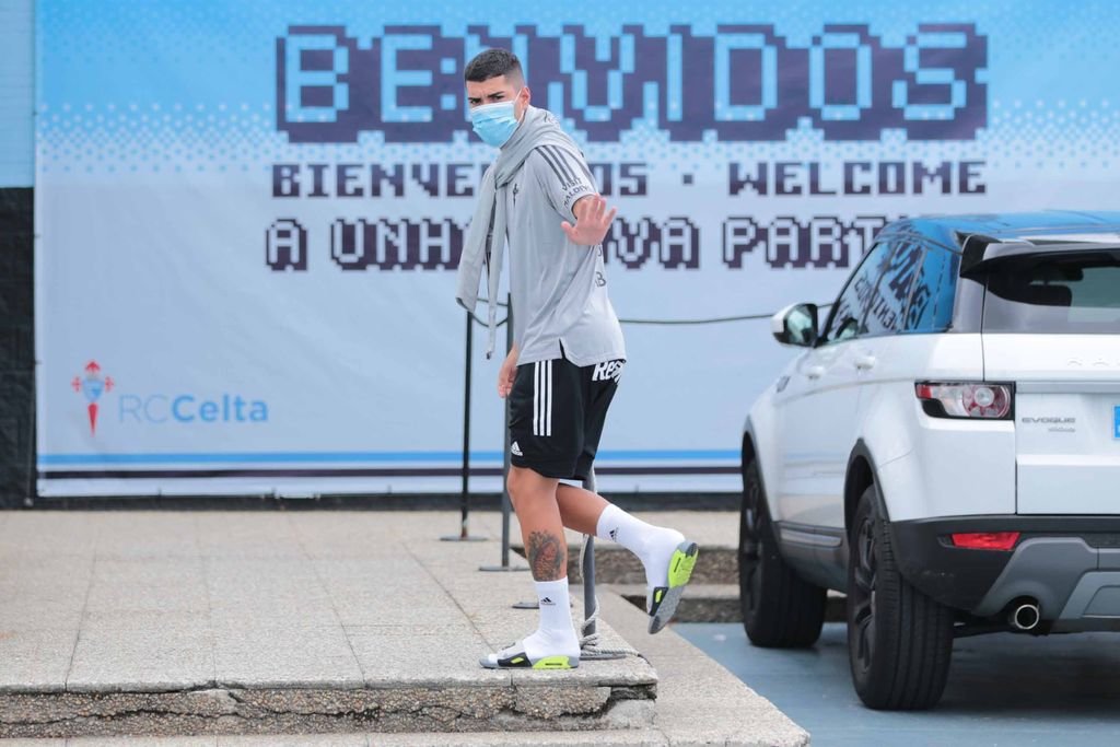 Lucas Olaza saluda a su llegada a las instalaciones de A Madroa a primera hora de la tarde de ayer.
