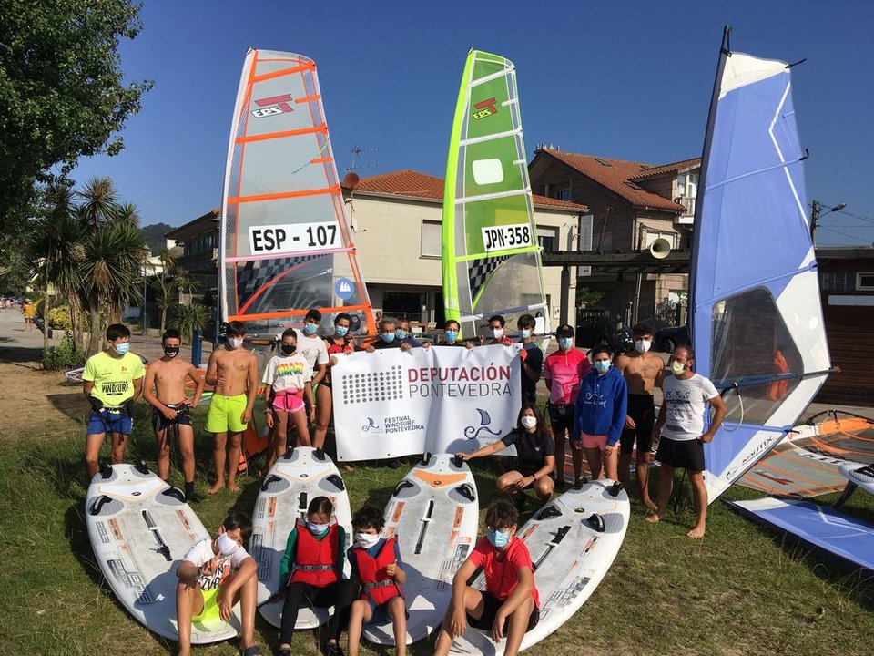 Un grupo de participantes en el Festival de windsurf de Cangas.