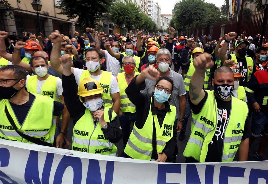 Protestas de los trabajadores de Alcoa ante el Parlamento regional