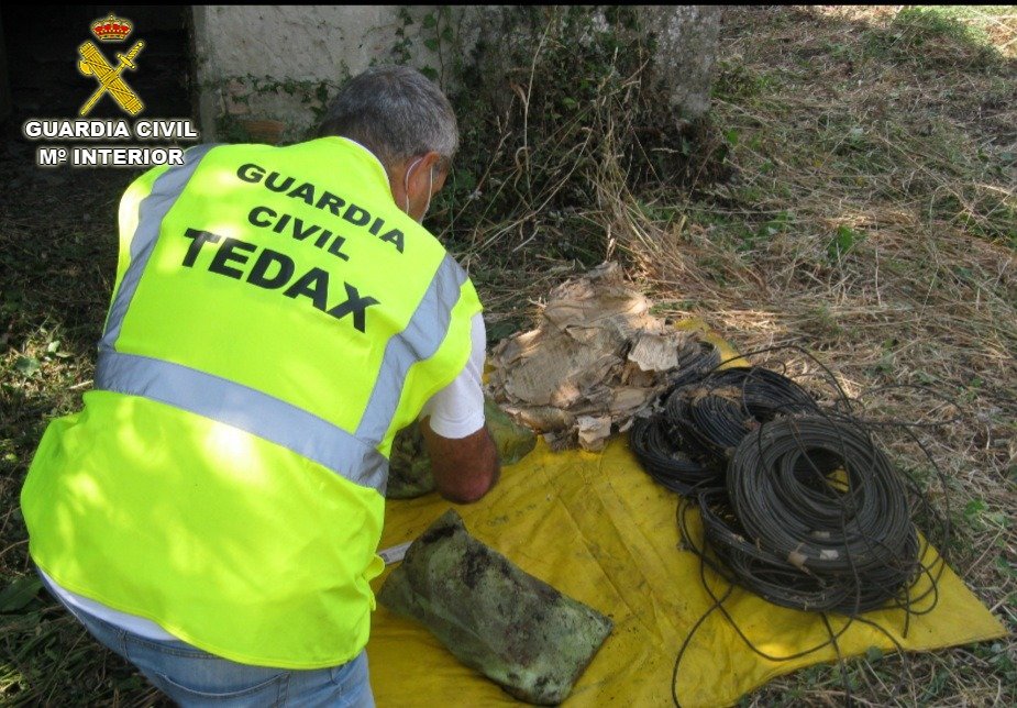 La Guardia Civil localiza restos de material explosivo en mal estado en una vivienda de Moaña