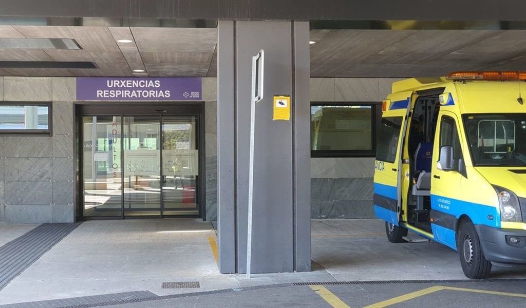 Entrada a la zona específica para Covid en el hospital Álvaro Cunqueiro, con cuatro pacientes.