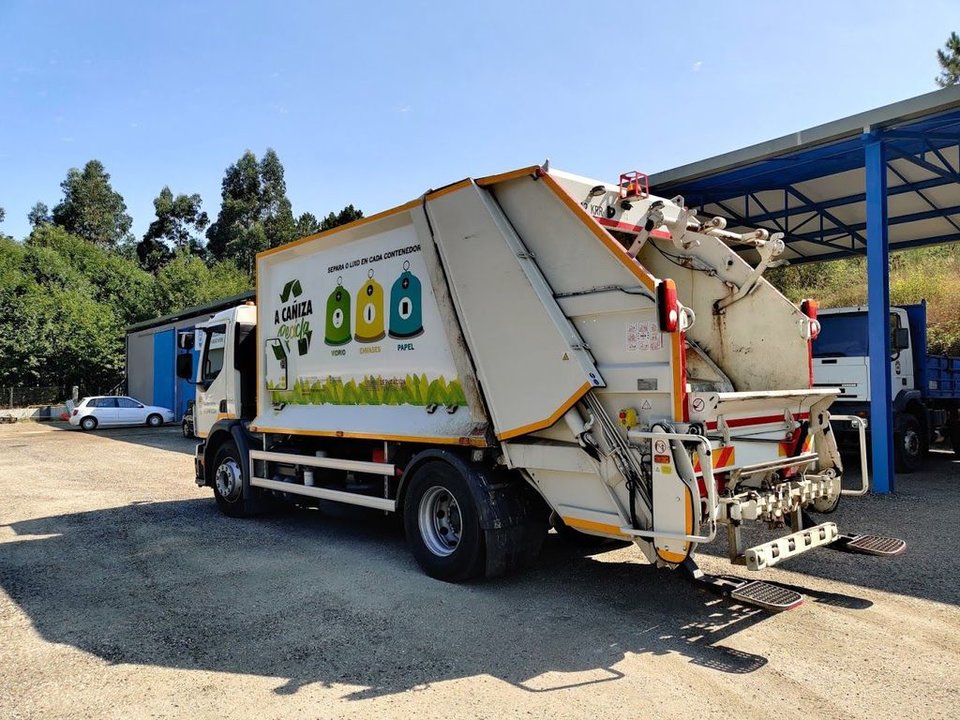El camión de recogida de basura de A Cañiza que cada dos por tres tiene que ir a reparación.