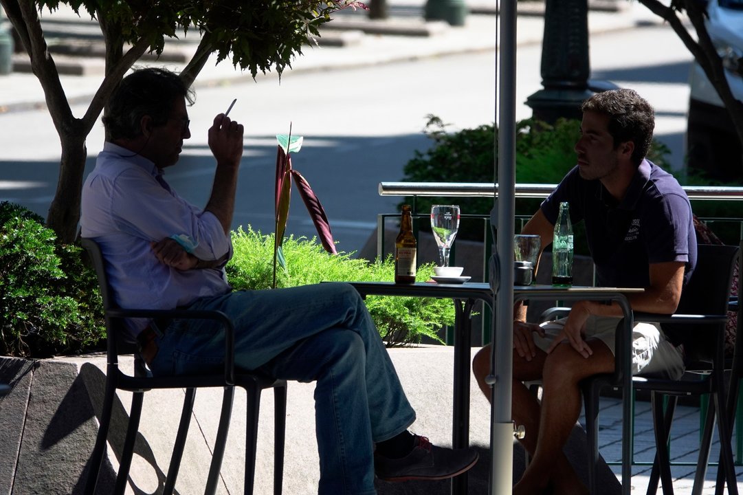Una persona fuma en una terraza // Vicente