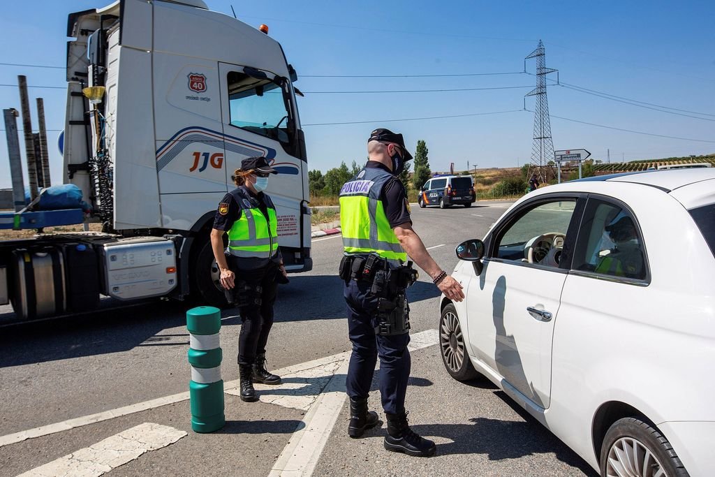 Control policial instalado a la entrada de Aranda de Duero con motivo del confinamiento.
