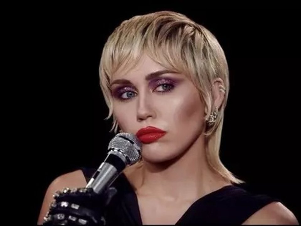 Miley Cyrus, en un concierto muestra su nuevo look.