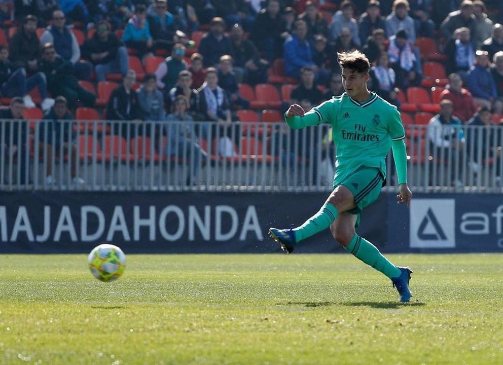 Miguel Baeza realiza un pase en un partido con el Real Madrid Castilla de la pasada temporada.