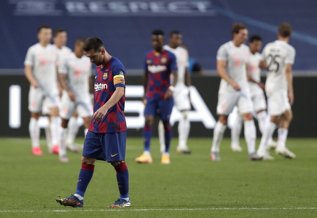 Messi camina cabizbajo tras uno de los goles encajados por el Barcelona ante el Bayern.