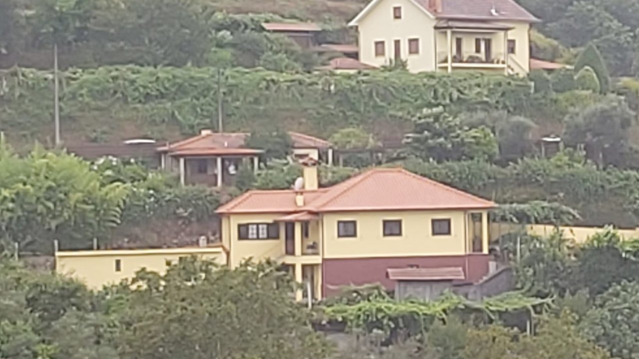 La imagen de la vivienda donde ocurrieron los hechos (en segundo plano) situada en Gondufe, Ponte da Limia
