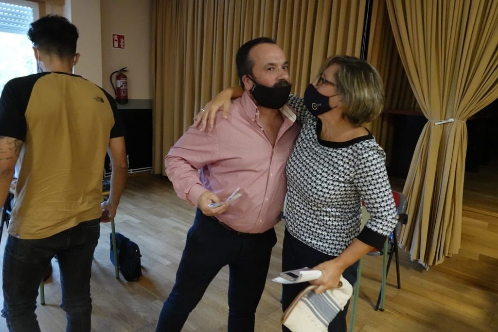 El pleno de investidura del nuevo alcalde de Vilaboa, el socialista César Poza, contó con la presencia de vecinos que querían seguir el acto. Carmen Gallego le felicita por el cargo.