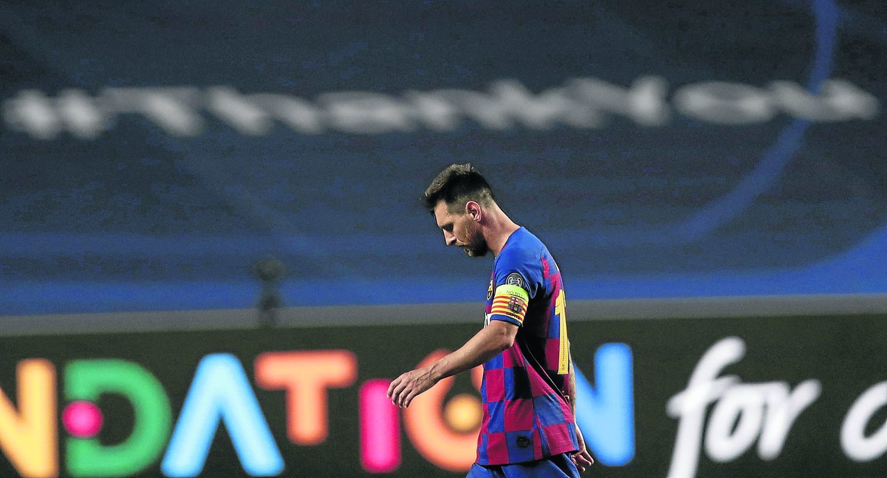 Lionel Messi camina cabizbajo tras el partido de Liga de Campeones contra el Bayern de Múnich