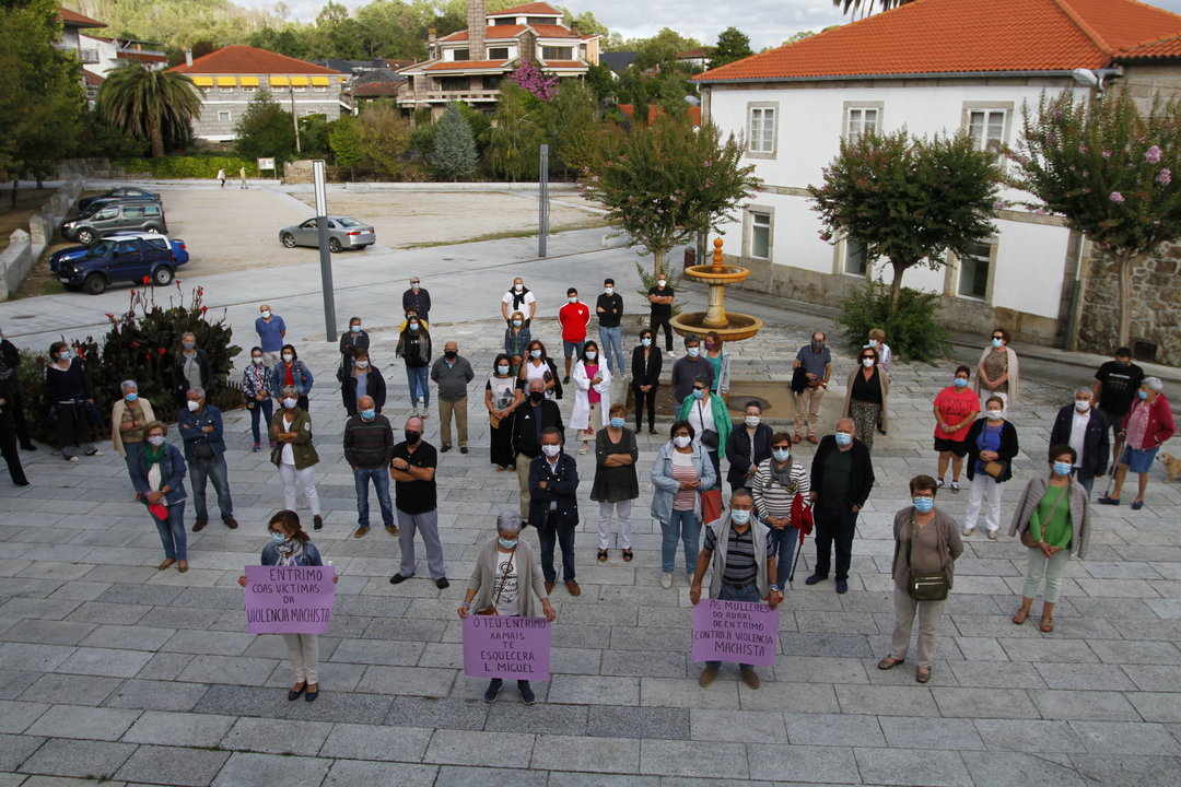 Un momento de la concentración celebrada ayer en Terrachán, Entrino, en Ourense.