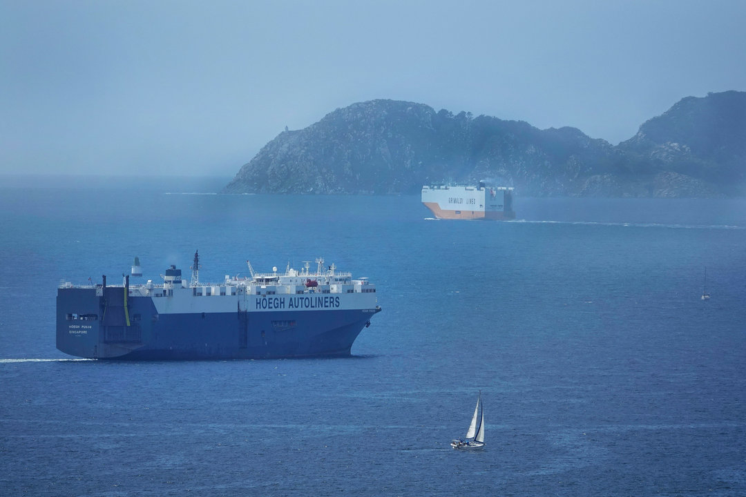Dos buques transbordadores de 200 metros se cruzaron a la altura de las Cíes ayer.