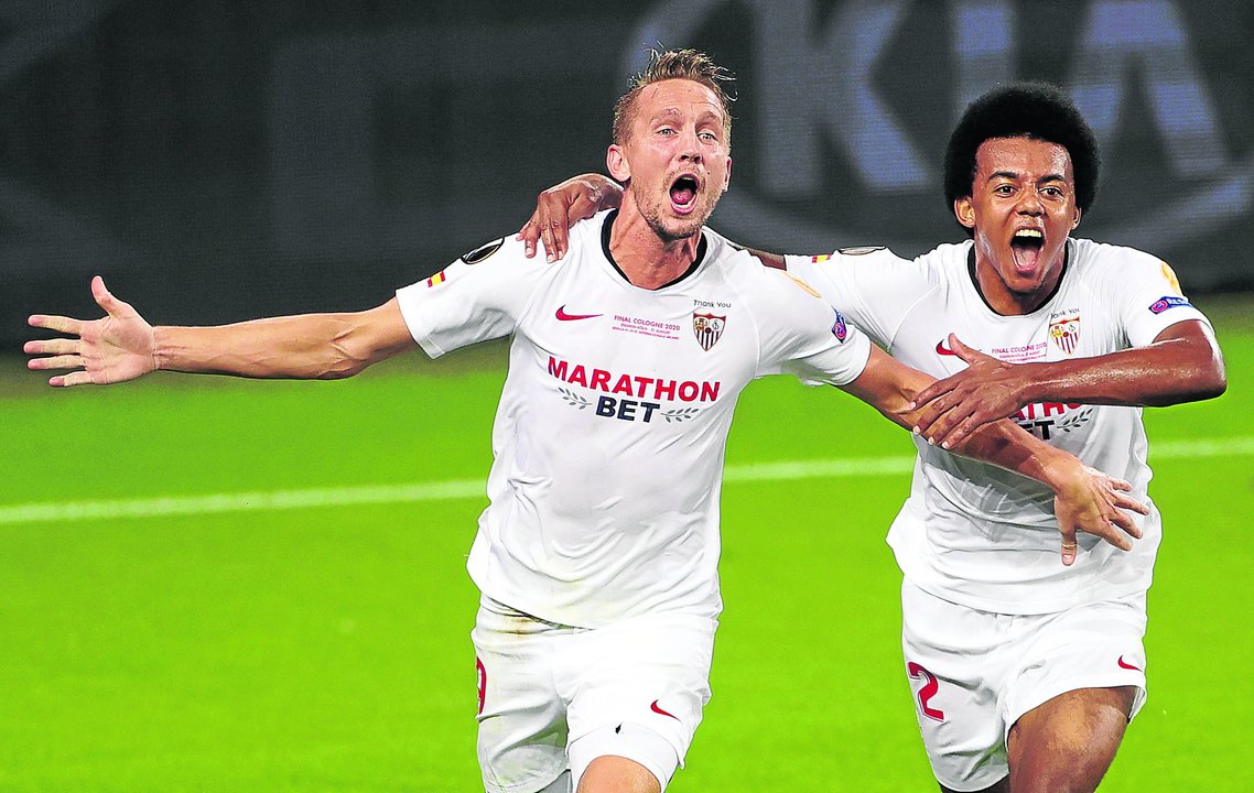 De Jong y Koundé celebran uno de los goles marcados por el Sevilla anoche ante el Inter de Milán