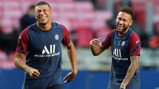 Mbappé y Neymar bromean, ayer, en el entrenamiento del Paris Saint-Germain en Lisboa.