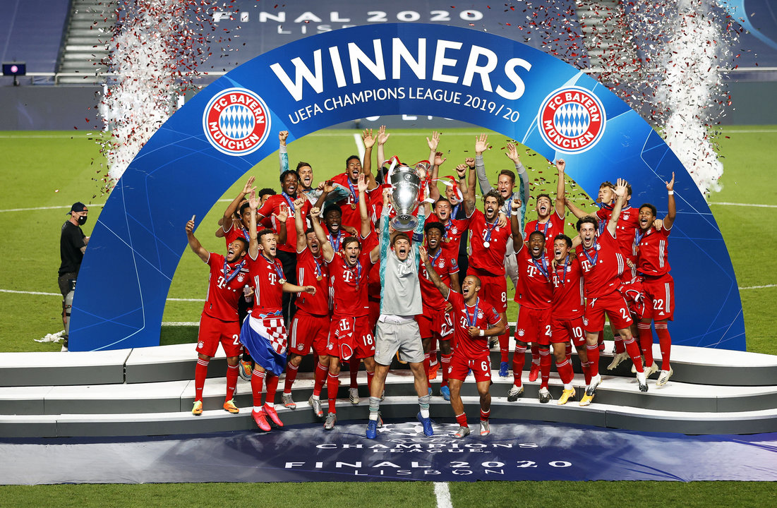 Los jugadores del Bayern recogen el trofeo de campeones.
