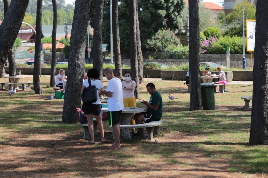 Las mesas de la zona verde de Samil, con usuarios el pasado fin de semana.