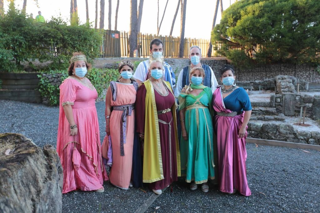 El público que acudió ayer a Toralla fue recibido por los actores ataviados con la vestimenta típica de Roma.