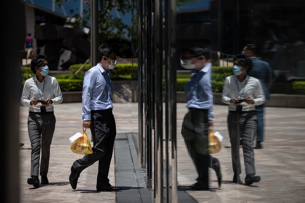 Personas con mascarilla en Hong Kong, donde se detectó el primer caso de reinfección.