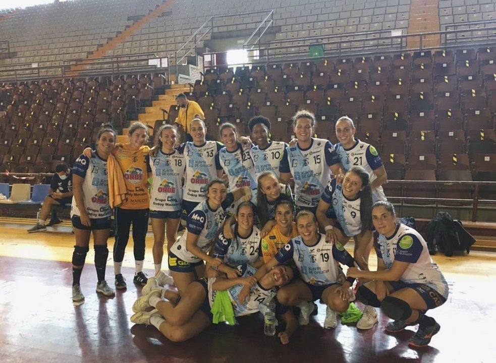 Las jugadoras del Porriño posaron sonrientes después de la victoria en León, tras la que regresaron a casa.