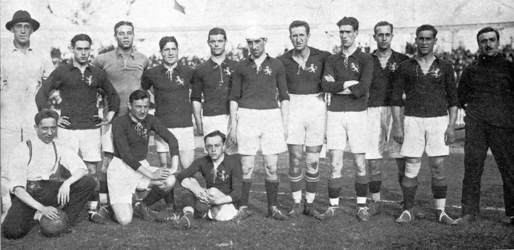 Los jugadores del Vigo Sporting Moncho Gil (i.), Luis Otero (c.) y Joaquín Vázquez ganaron la plata en Amberes 1920.