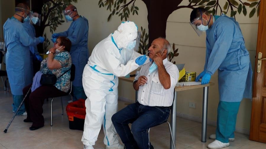 Sanitarios realizan pruebas PCR a los vecinos de O Incio, en Lugo