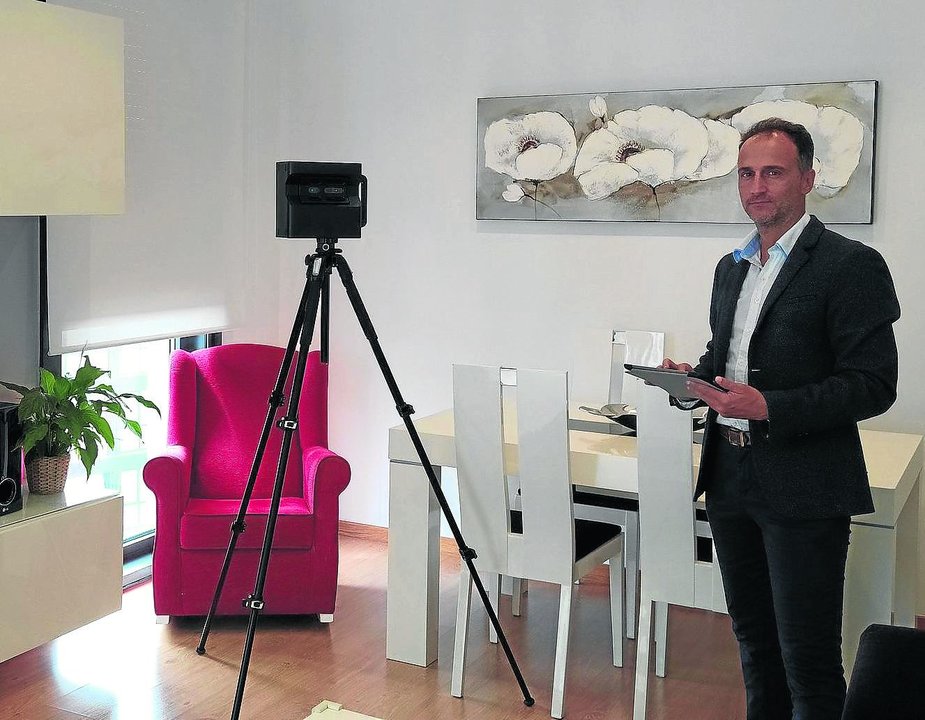 José Antonio Nogueira, fundador de Dexira, escaneando una vivienda para desarrollar su recorrido virtual en 3D.
