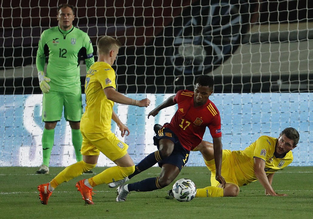 Ansu Fati trata de llevarse el balón entre dos defensores de Ucrania en el partido disputado ayer en el estadio Alfredo Di Stéfano.