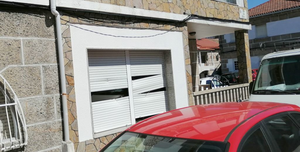 Los atacantes rompieron a golpes la persiana de una ventana en Teis.
