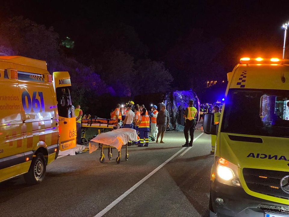 La concentración de ambulancias y la atención a los heridos obligó a desviar el tráfico por la vieja carretera.