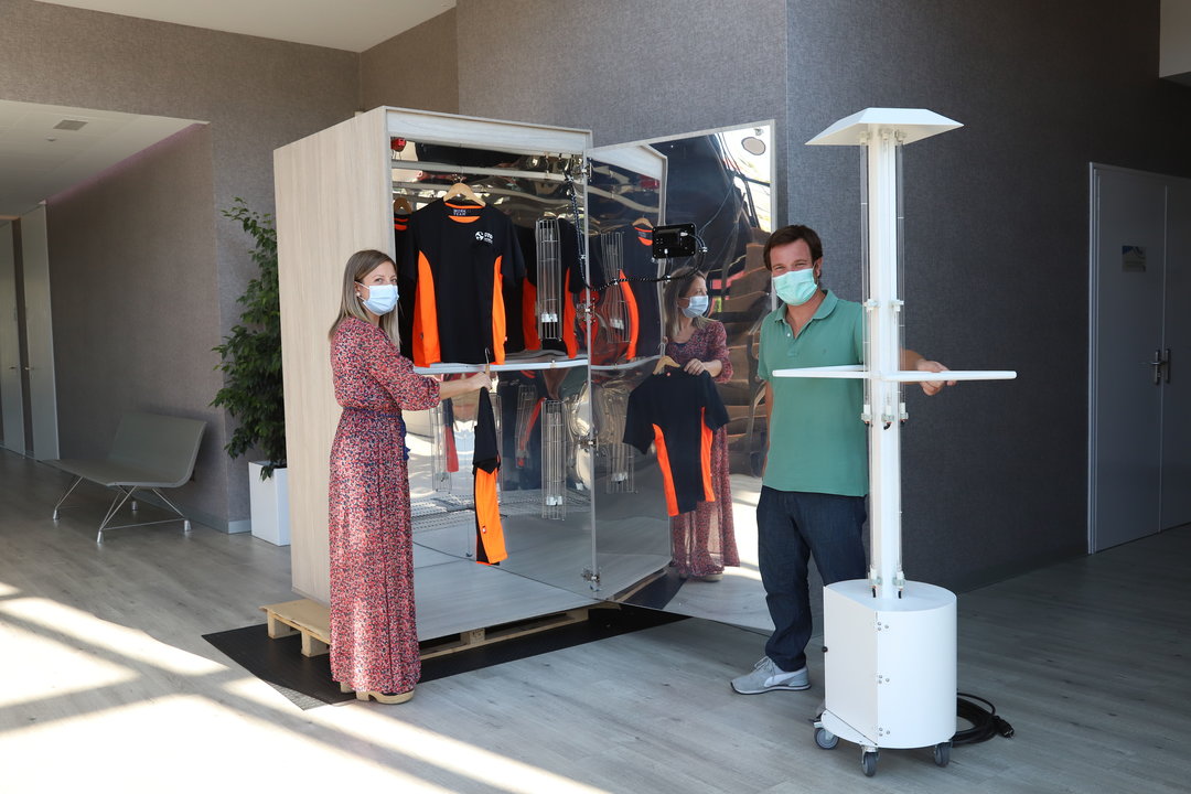 Yolanda Bugarín y Norberto Gomes muestran una de las cabinas de desinfección y una lámpara portátil en GTG.