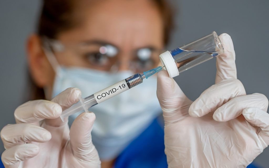 Una investigadora realiza un ensayo durante la investigación de la vacuna contra el coronavirus.