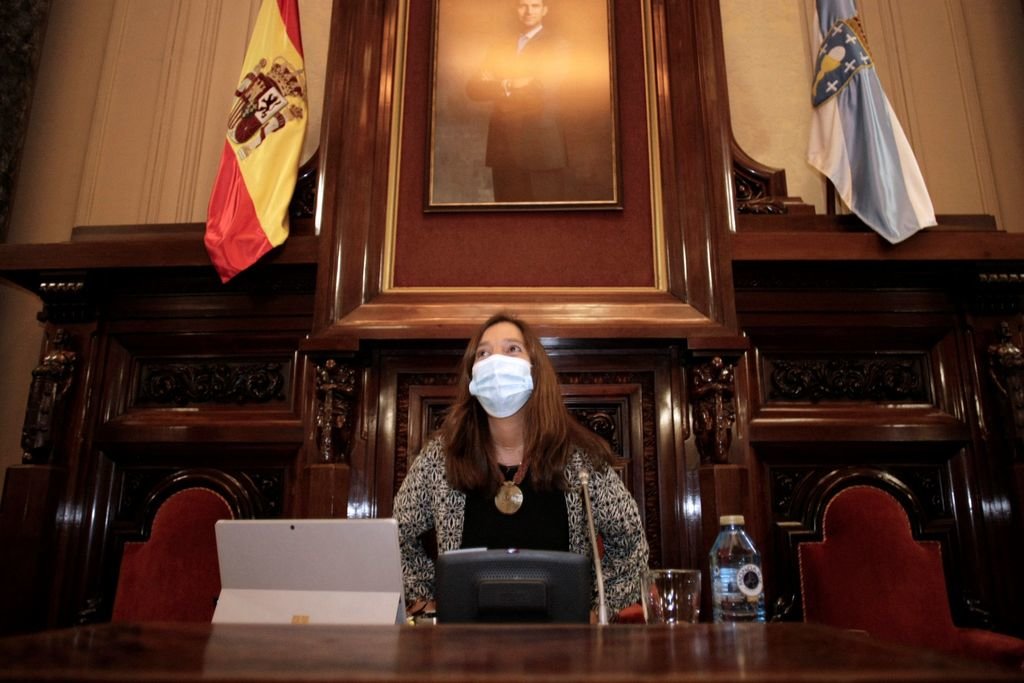 La alcaldesa de A Coruña, Inés Rey, durante el pleno de ayer.