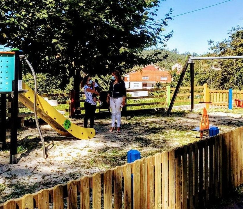 Una de las áreas de juegos que serán renovadas por el Ayuntamiento es el parque de A Xunqueira.