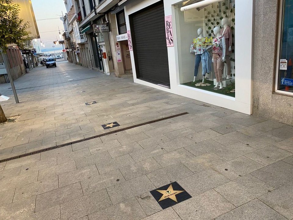La calle Eduardo Vicenti se convirtió en un peculiar paseo de las estrellas.