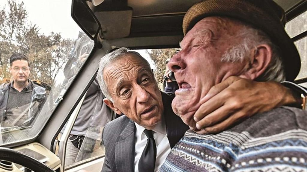 Rebelo de Sousa consuela a un anciano durante los incendios que asolaron Portugal en 2017.