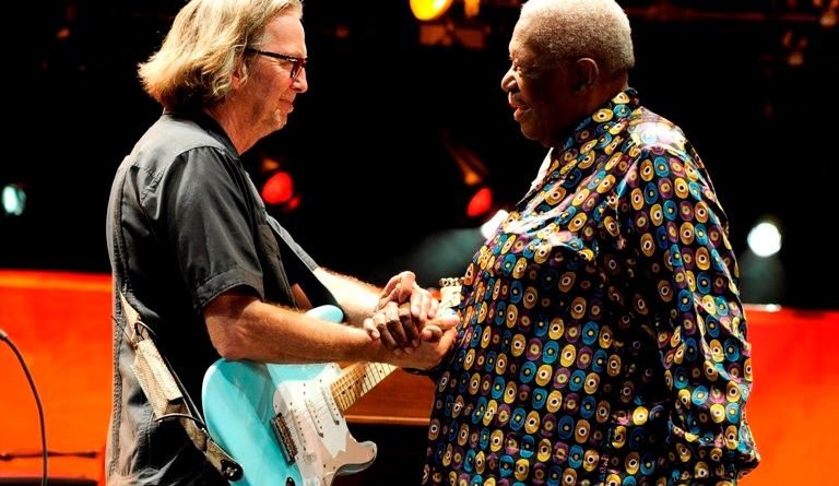 B. B. King y Eric Clapton, durante una actuación en la que se muestra la química entre los dos artistas.