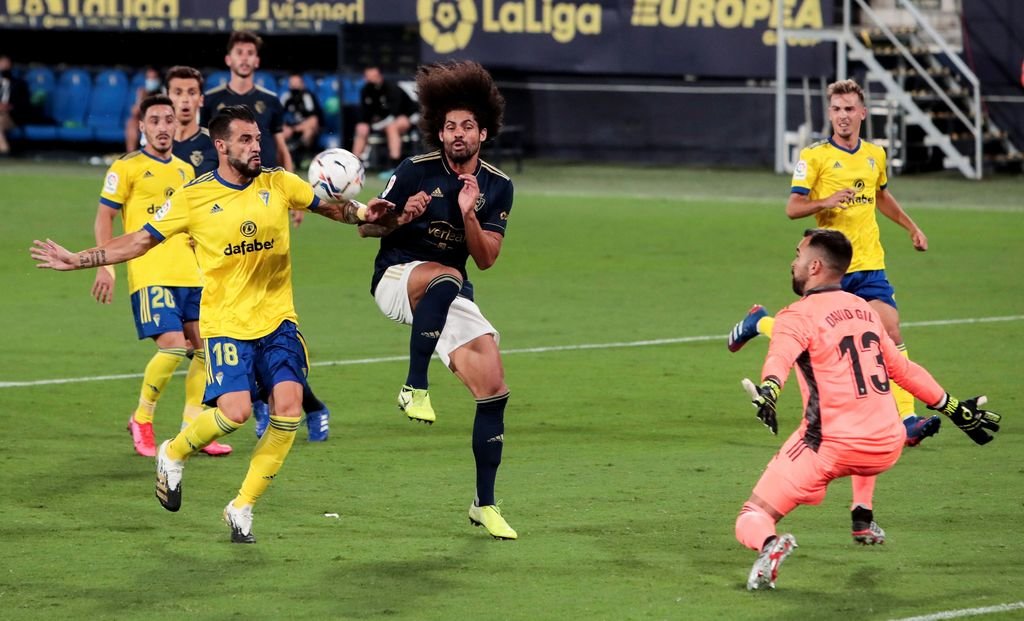 Negredo y Aridane disputan un balón en el partido de ayer.
