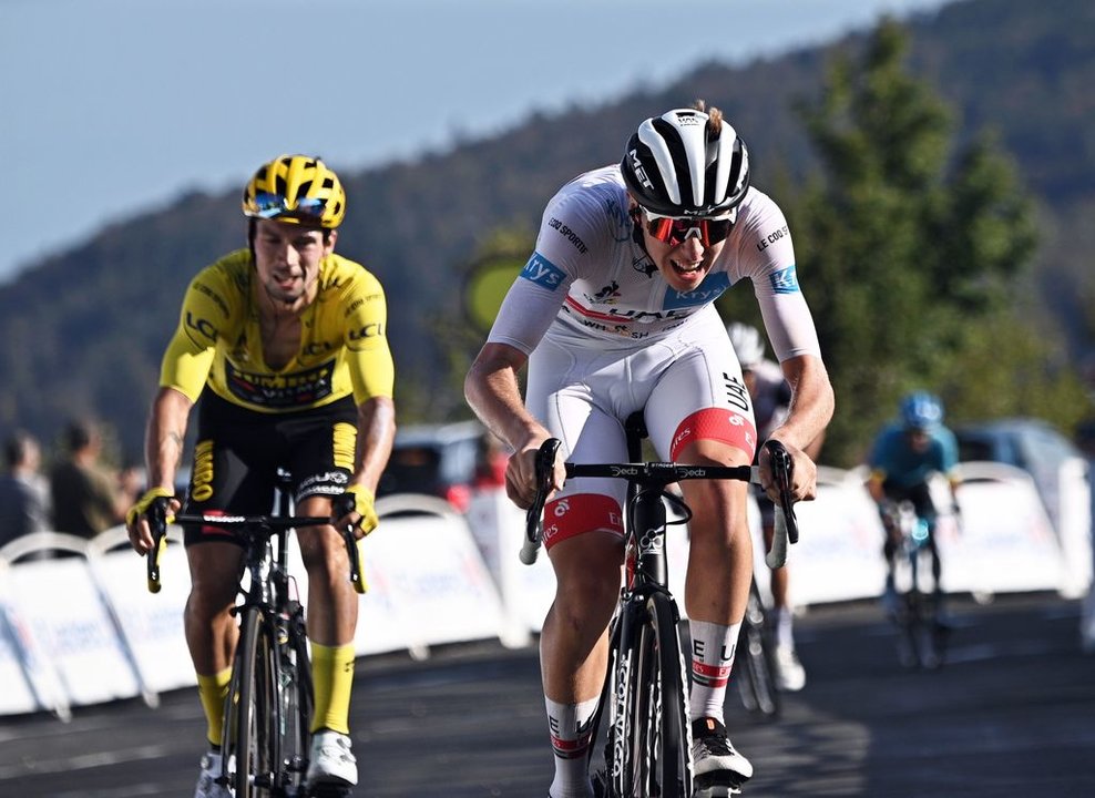 Pogacar (d) bate a Roglic en el tramo final de la decimoquinta etapa del Tour de Francia.