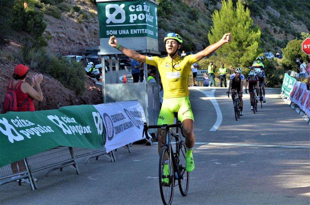 Mauricio Moreira celebra su victoria en la etapa reina del sábado.
