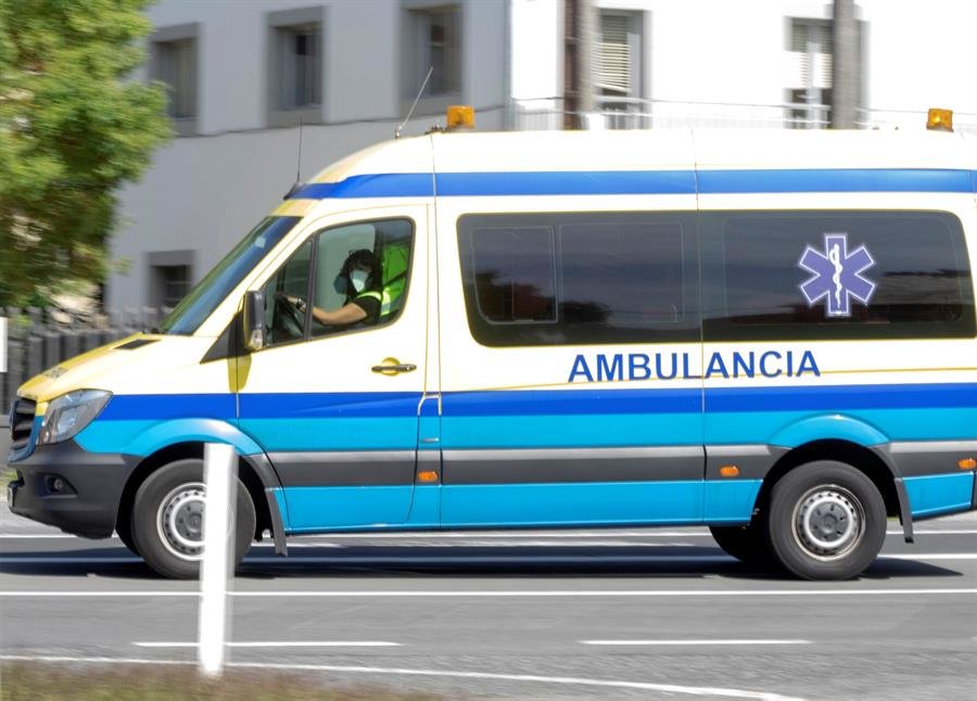 Una ambulancia circula este martes cerca de la residencia DomusVi en Outeiro de Rei (Lugo).